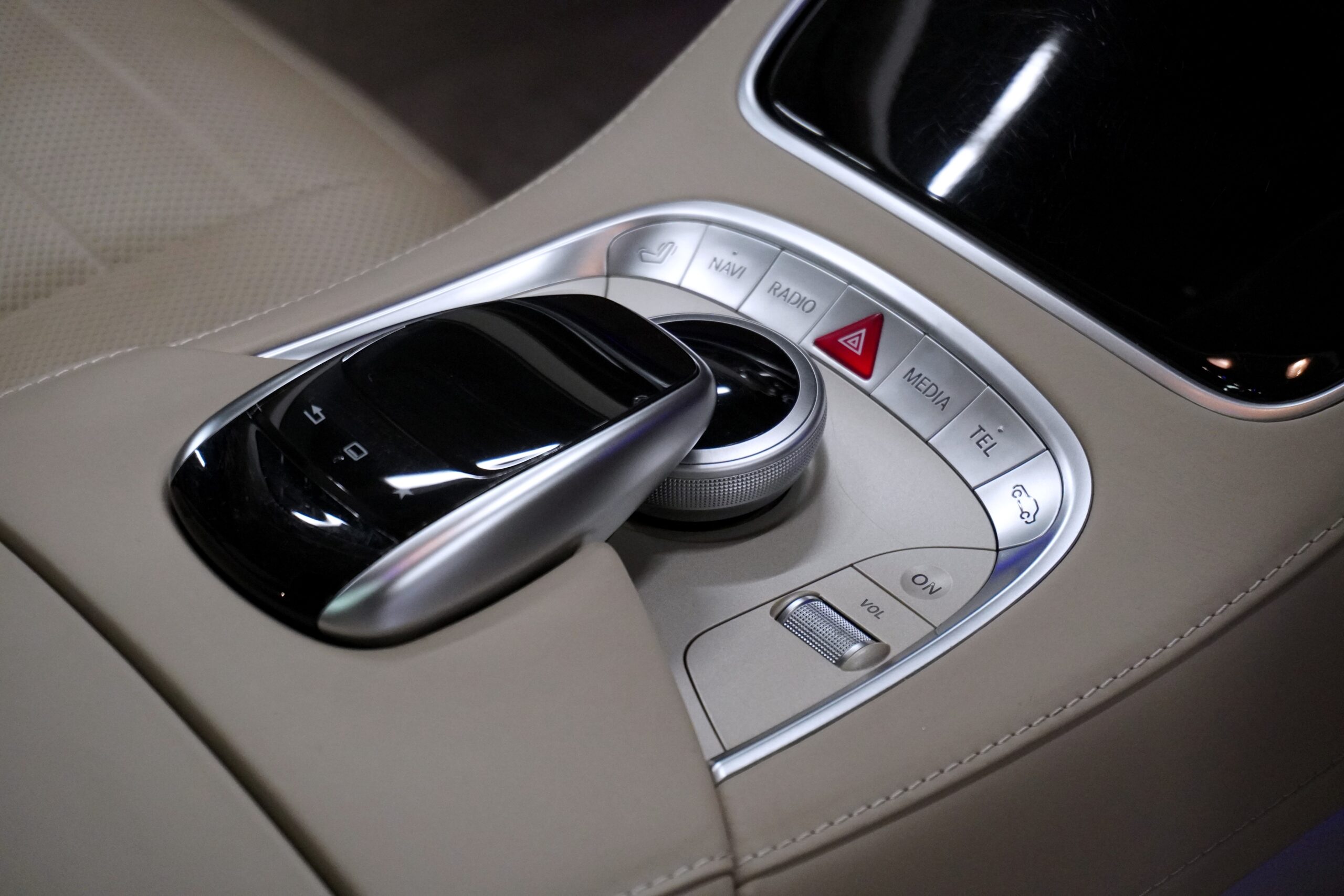 メルセデスベンツ S300hエクスクルーシブ