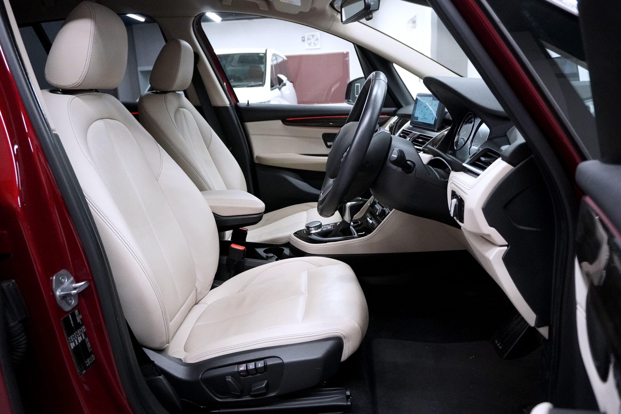 BMW 218d グランツアラー ラグジュアリー