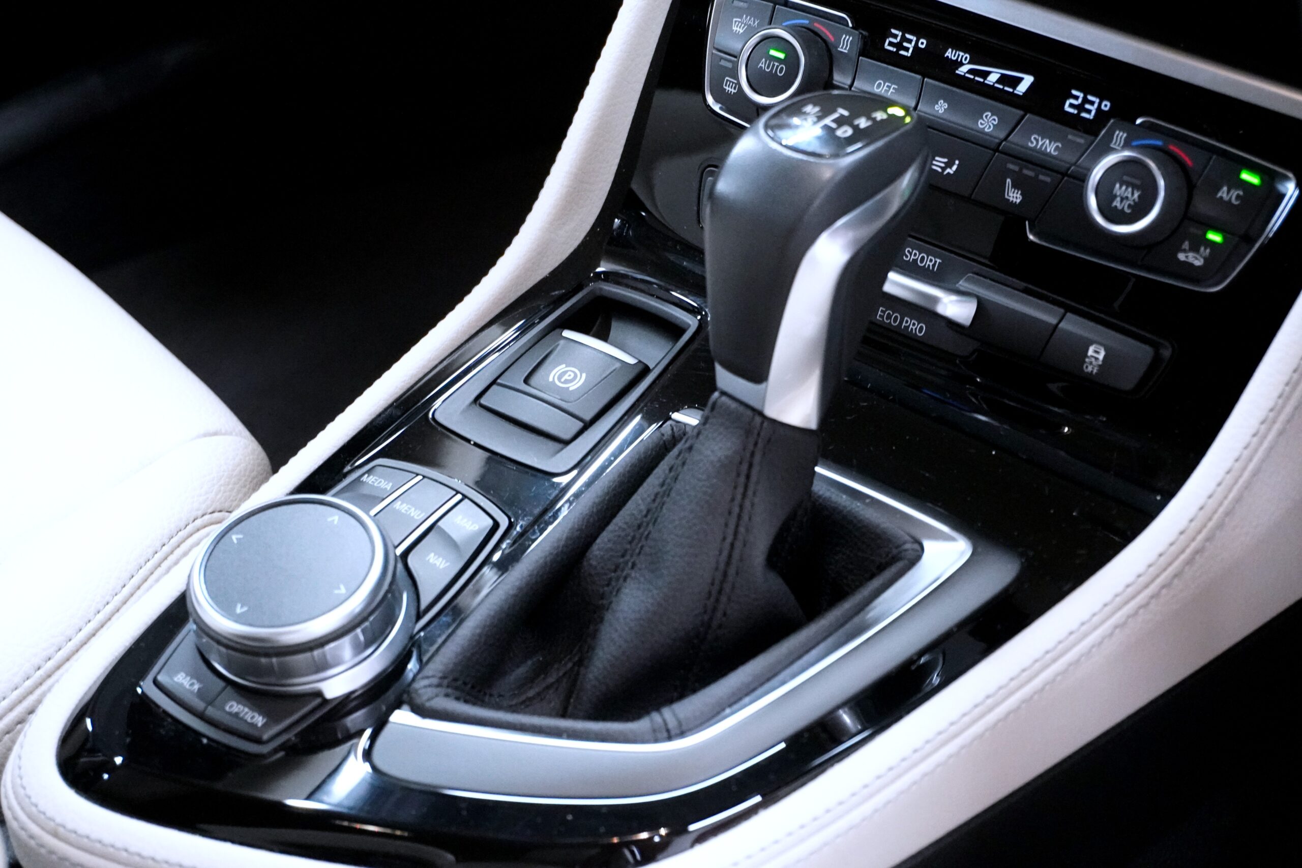 BMW 218d グランツアラー ラグジュアリー