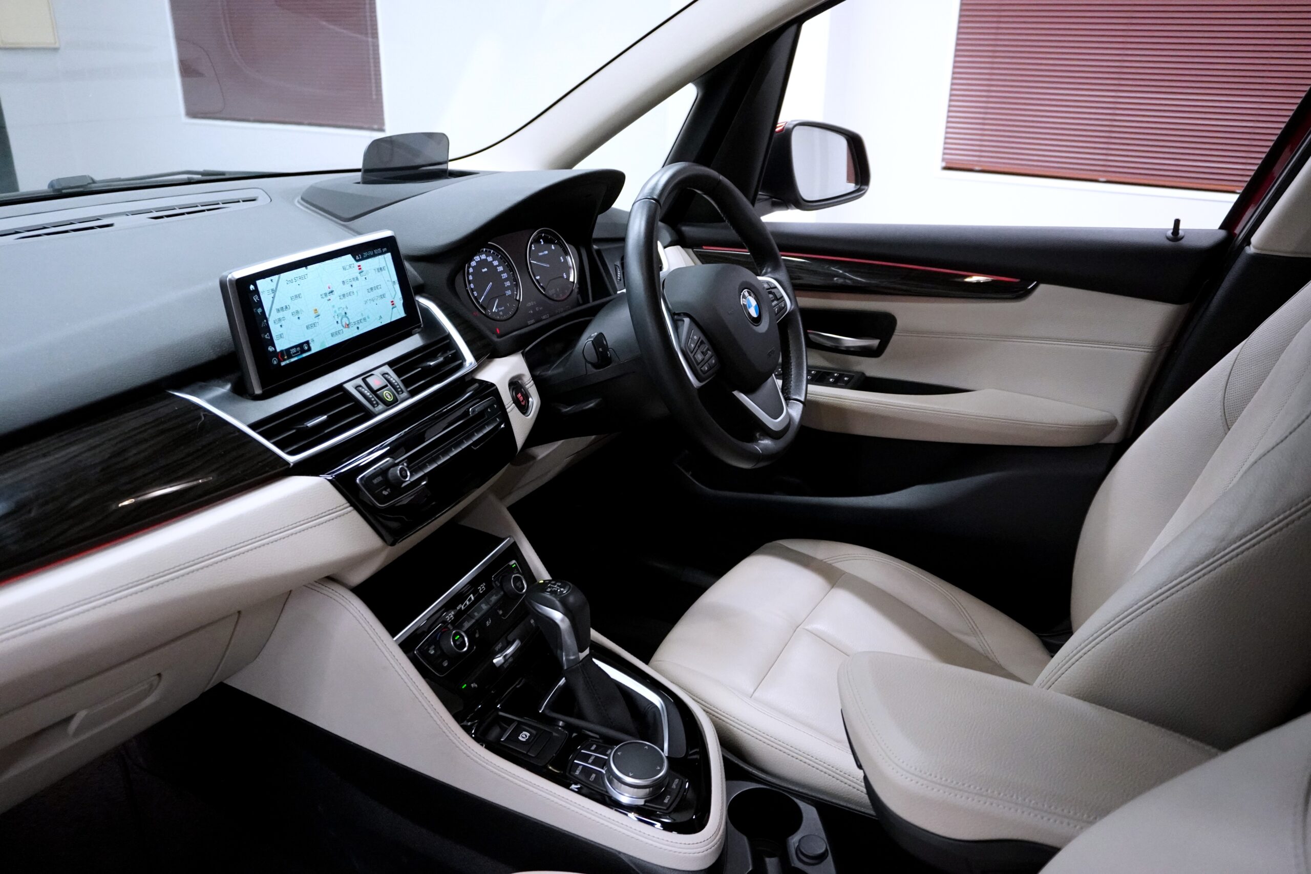 BMW 218d グランツアラー ラグジュアリー