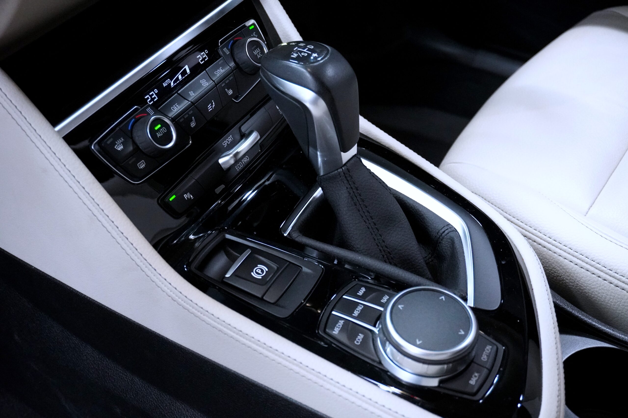 BMW 218d グランツアラー ラグジュアリー