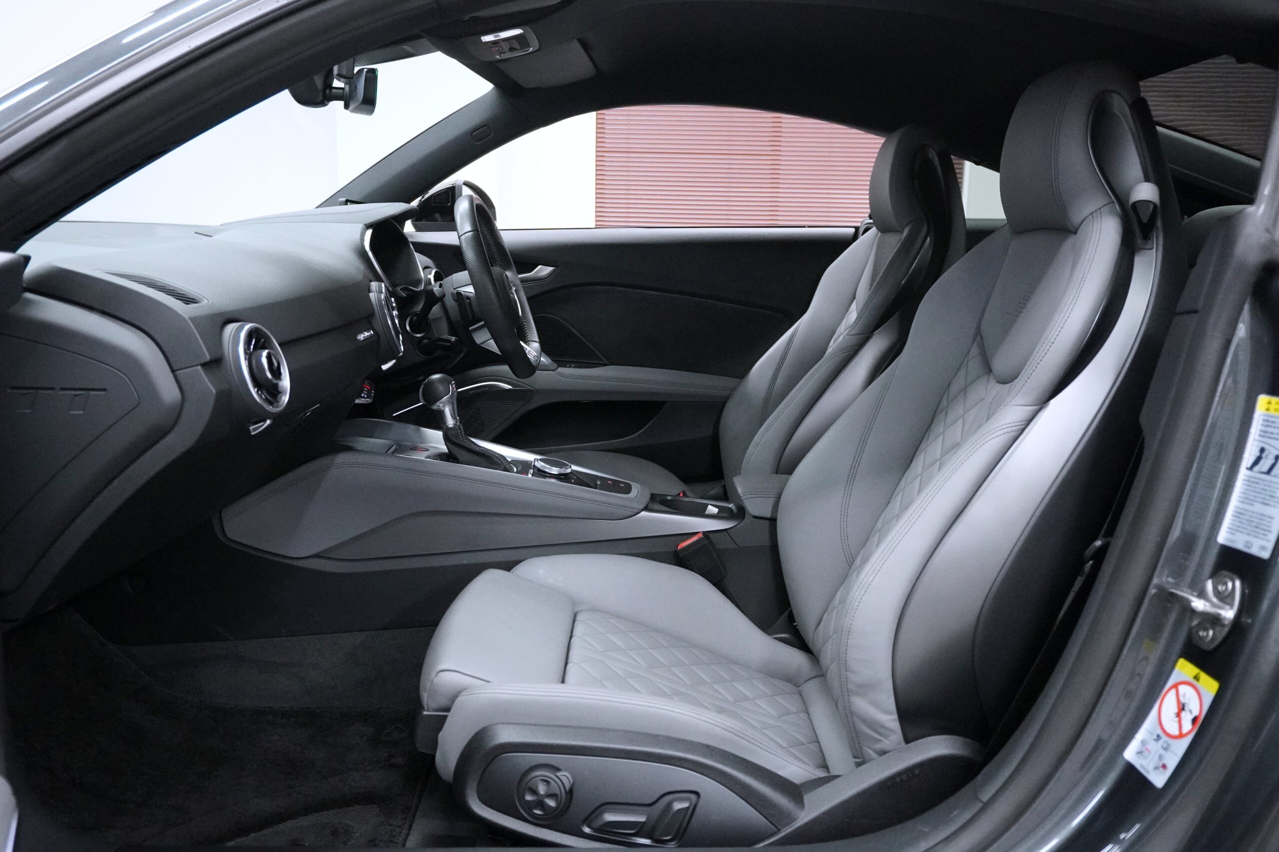 アウディ TTSクーペ ベースグレード