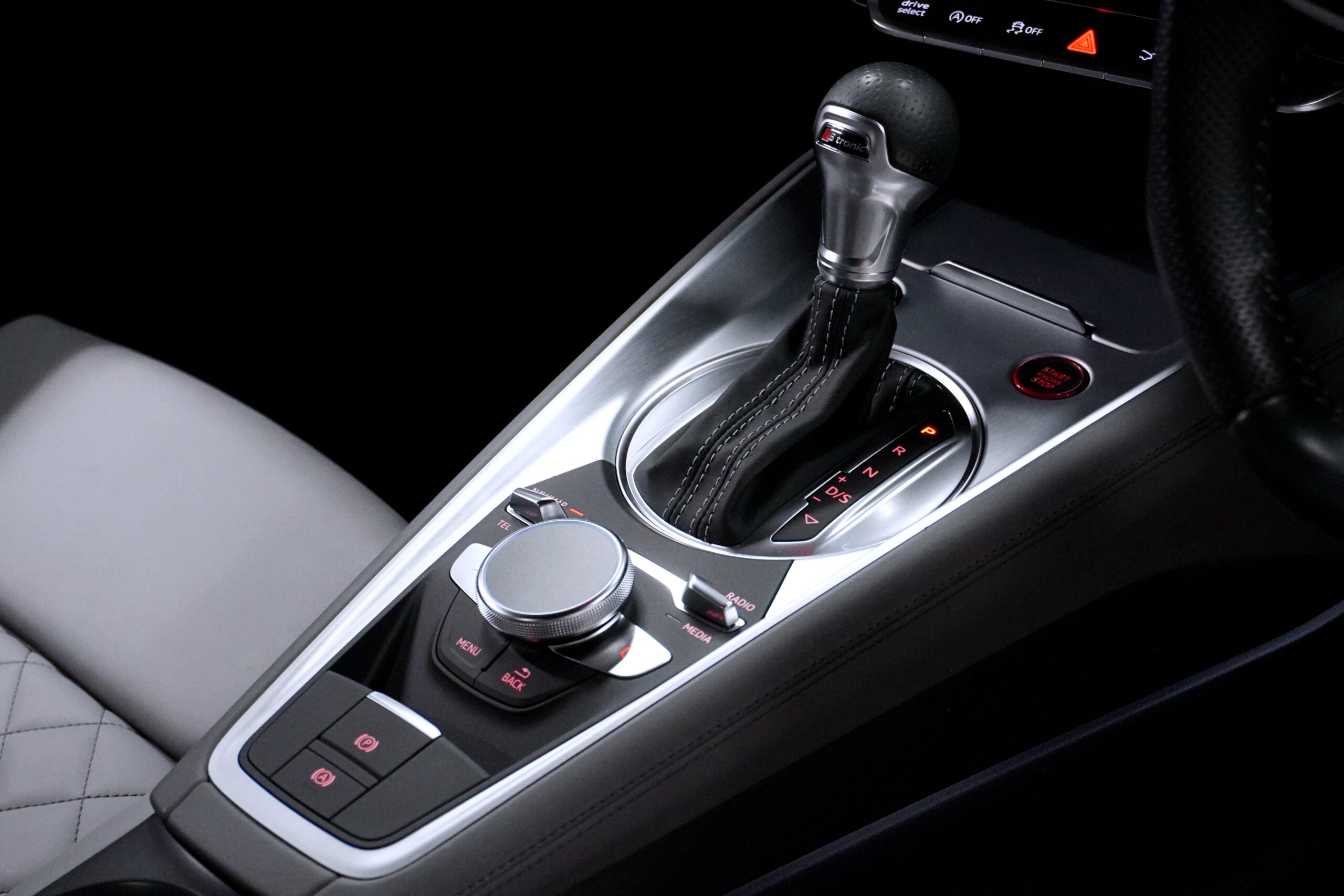 アウディ TTSクーペ ベースグレード